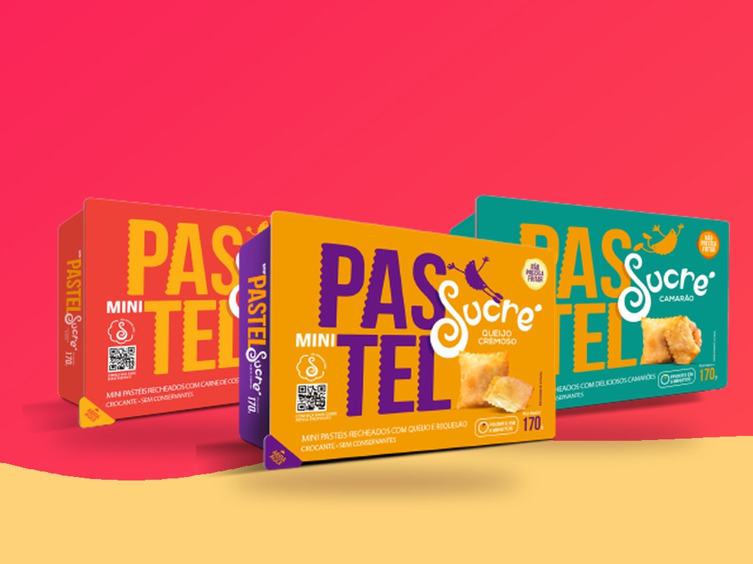Três embalagens de mini pastel Sucré, sabores costelinha bovina, queijo cremoso e camarão, sobre o degradê rosa da marca